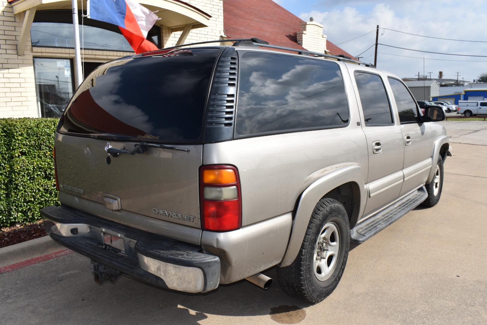 2003 Gold /Tan Chevrolet Suburban (1GNEC16Z23J) with an V8, 5.3.0L engine, 4 SPEED AUTOMATIC transmission, located at 5925 E. BELKNAP ST., HALTOM CITY, TX, 76117, (817) 834-4222, 32.803799, -97.259003 - Buying a 2003 Chevrolet Suburban can offer several benefits, including: Spaciousness: The Suburban is known for its ample interior space, making it great for large families, hauling cargo, or even converting into a camper. Towing Capacity: It's equipped with a robust engine and frame, allowing it - Photo#4